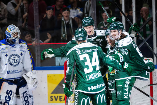 Färjestads Victor Ejdsell jublar med lagkamrater
