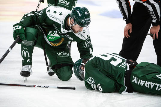 Färjestads David Tomasek har ont bredvid Jonathan Andersson