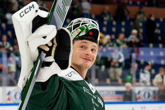 Färjestads målvakt Carl Lindbom jublar