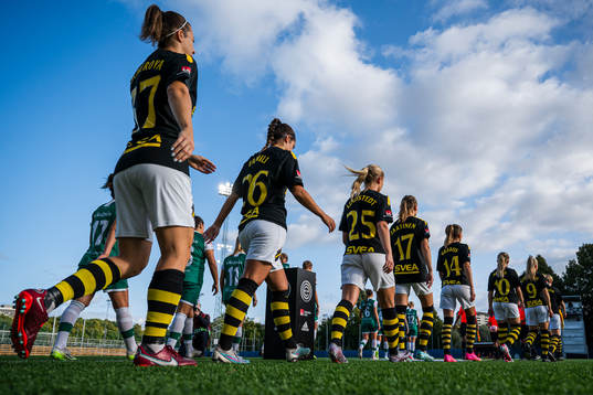 AIKs och Alingsås spelare
