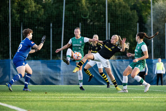 AIKs Nova Selin mot Alingsås Emmy Blomberg och målvakt
