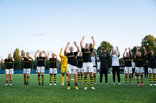 AIKs Jennie Nordin och Nova Selin jublar