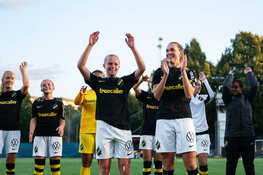 AIKs Jennie Nordin och Nova Selin jublar