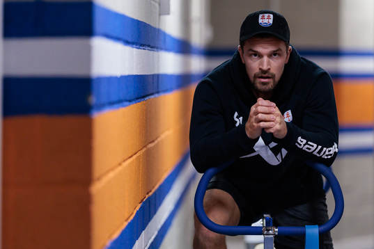 Timrås Anton Lander värmer upp före  ishockeymatchen i