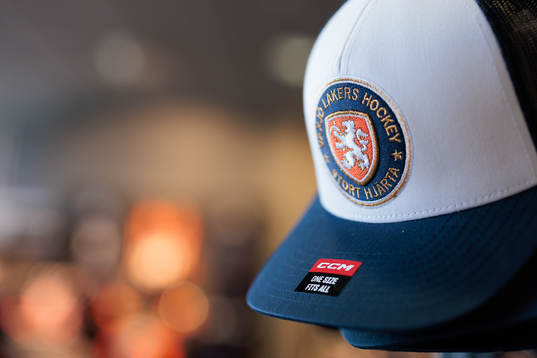 Keps med Växjös klubbmärke före ishockeymatchen i SHL
