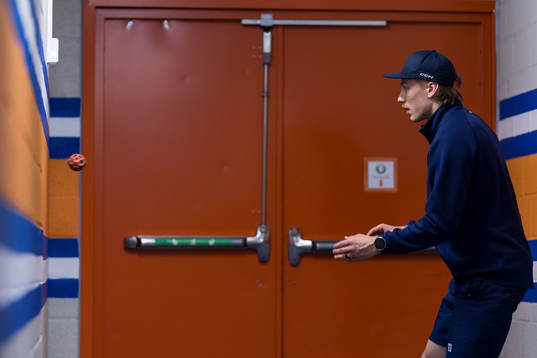 Växjös målvakt Emil Larmi värmer upp före
