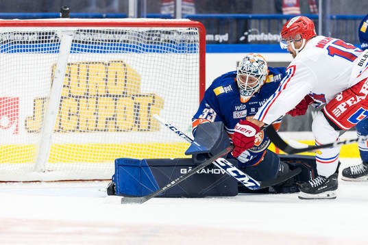 Timrås Panu Mieho gör 2-2 bakom Växjös målvakt Emil