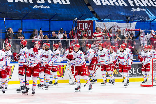 Timrås spelare jublar med supportrar