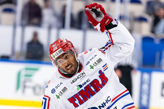 Timrås Jeremy Boyce-Rotevall med en puck i handen