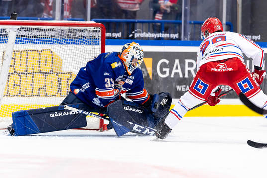 Växjös målvakt Emil Larmi när Timrås Simon Forsmark