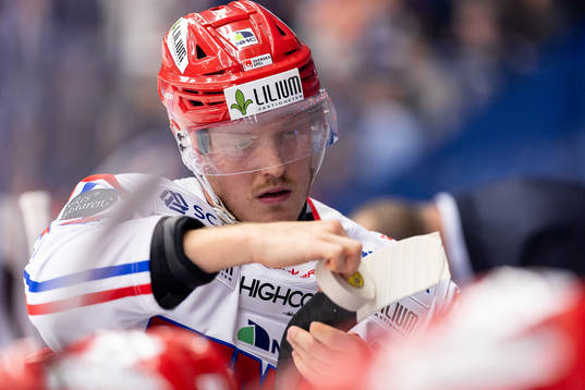 Timrås Erik Andersson tejpar klubban