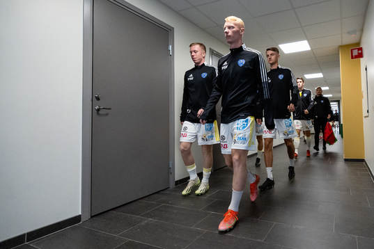 Falkenbergs spelare på väg in till uppvärmningen