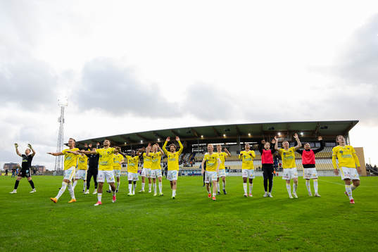 Falkenbergs spelare jublar