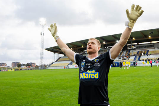 Falkenbergs målvakt Tim Erlandsson jublar