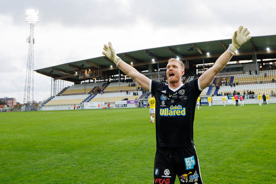 Falkenbergs målvakt Tim Erlandsson jublar