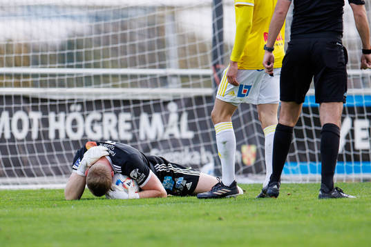 Falkenbergs målvakt Tim Erlandsson har ont