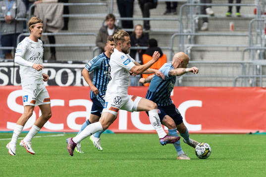 Halmstads Jack Cooper-Love och Djurgårdens Magnus Eriksson