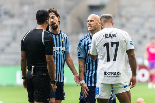 Djurgårdens Gustav Wikheim och Magnus Eriksson reagerar