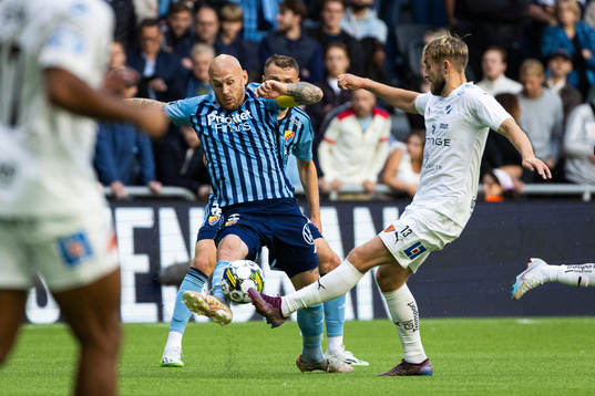 Djurgårdens Magnus Eriksson och Halmstads Jack Cooper-Love