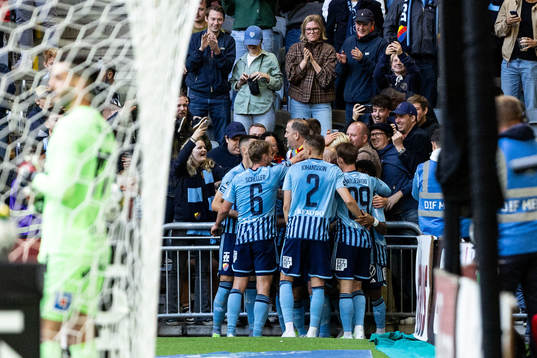Djurgårdens Lucas Bergvall jublar med lagkamrater