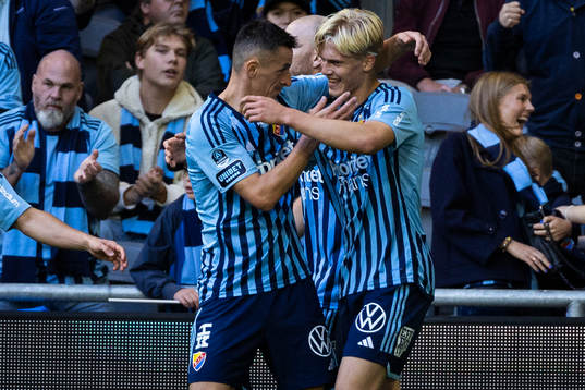 Djurgårdens Haris Radetinac jublar 1-0 målet med Lucas