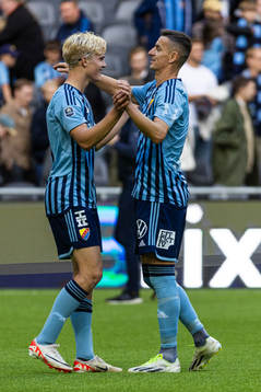Djurgårdens Lucas Bergvall och Haris Radetinac jublar seger