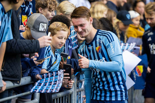 Djurgårdens Noel Milleskog med supportrar