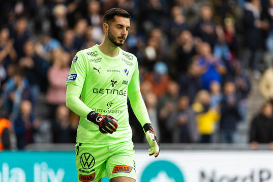Halmstads målvakt Marko Johansson deppar