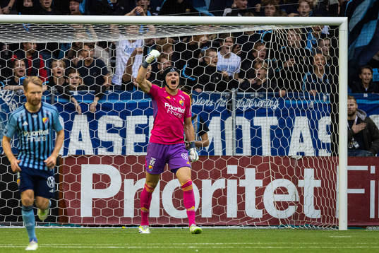 Djurgårdens målvakt Jacob Widell Zetterström jublar