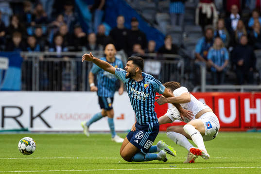 Djurgårdens Musa Gurbanli och Halmstads Gabriel Wallentin