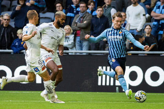 Halmstads Phil Ofosu-Ayeh och Joel Allansson mot