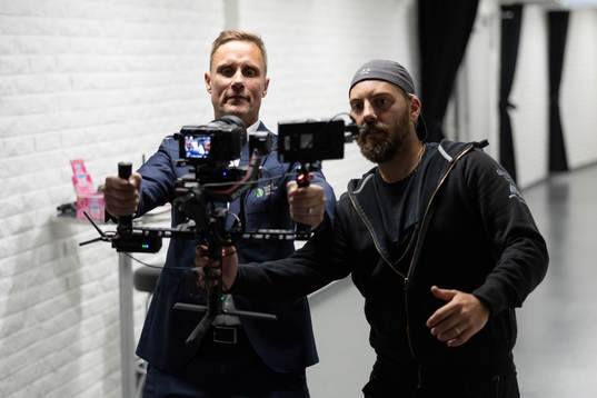 Frölundas tränare Roger Rönnberg håller i en steadycam