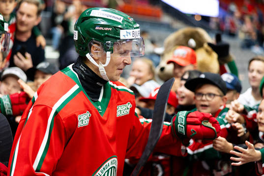 Frölundas Max Friberg hälsar på supportrar innan