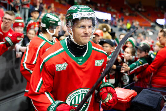 Frölundas Max Friberg hälsar på supportrar innan