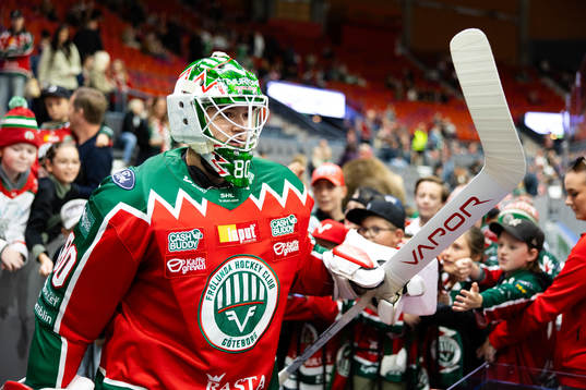 Frölundas målvakt Frederik Dichow  hälsar på supportrar