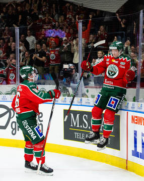 Frölundas Carl Klingberg jublar ihop med Filip Hasa