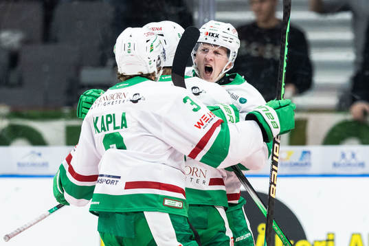 Rögles Adam Engström jublar med lagkamrater