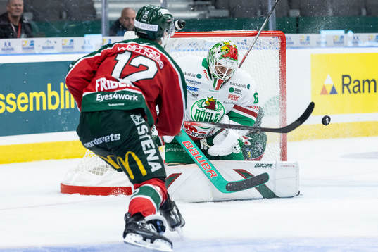 Frölundas Max Friberg och Rögles målvakt Petr Kvaca