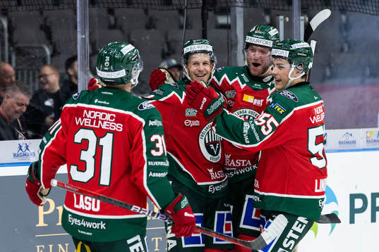 Frölundas Max Friberg jublar med lagkamrater