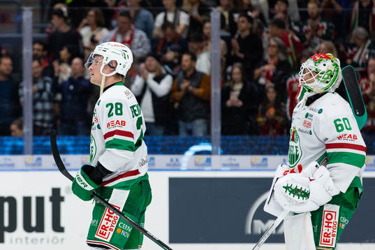 Rögles Anton Bengtsson och målvakt Petr Kvaca deppar