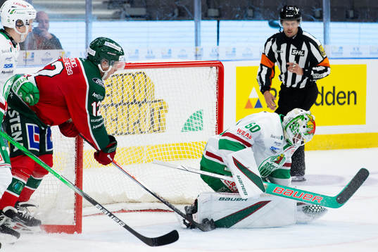 Frölundas Max Friberg trycker in 5-1 på Rögles målvakt