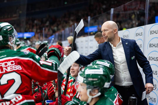 Frölundas Max Friberg jublar ihop med assisterande