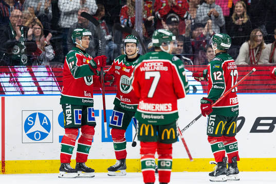 Frölundas Erik Borg jublar med lagkamrater