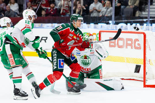 Frölundas Erik Borg skjuter 8-2 i mål bakom Rögles