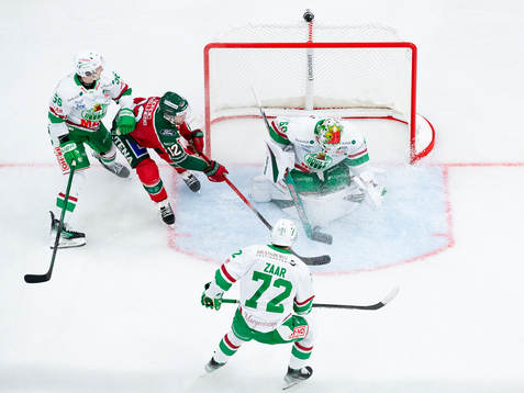 Frölundas Max Friberg trycker in 5-1 på Rögles målvakt