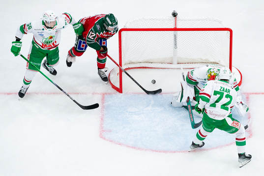 Frölundas Max Friberg trycker in 5-1 på Rögles målvakt