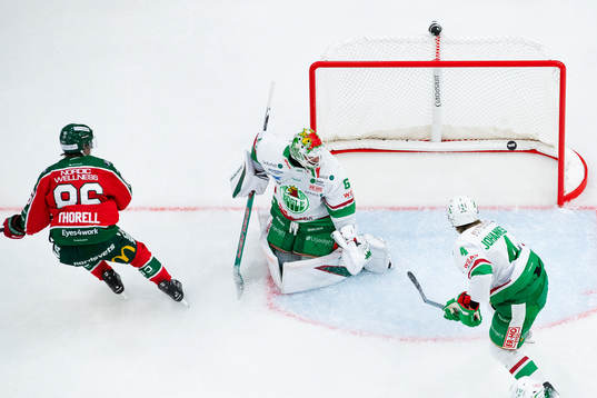 Frölundas Erik Thorell skjuter 4-1 i mål bakom Rögles