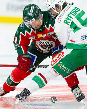Frölundas Nicklas Lasu tekar mot Rögles Simon Ryfors