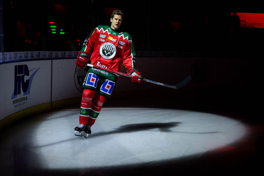 Frölundas Erik Borg innan ishockeymatchen i SHL mellan