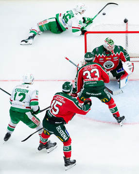 Rögles Adam Engström och Brady Ferguson mot Frölundas